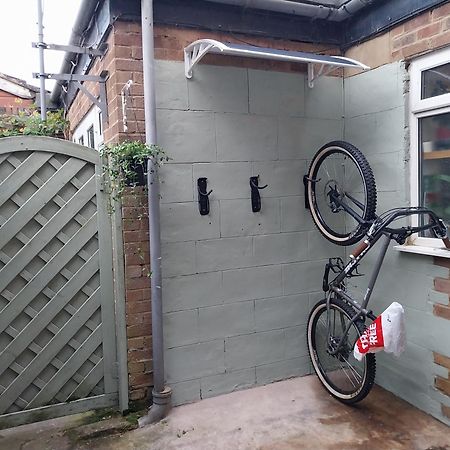 Sunset Guest House Ганстантон Екстер'єр фото A bicycle shower