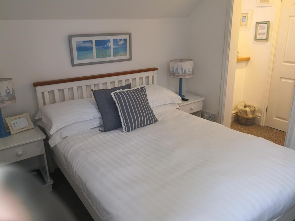 Sunset Guest House Ганстантон Екстер'єр фото A bedroom at the Old Ship Hotel