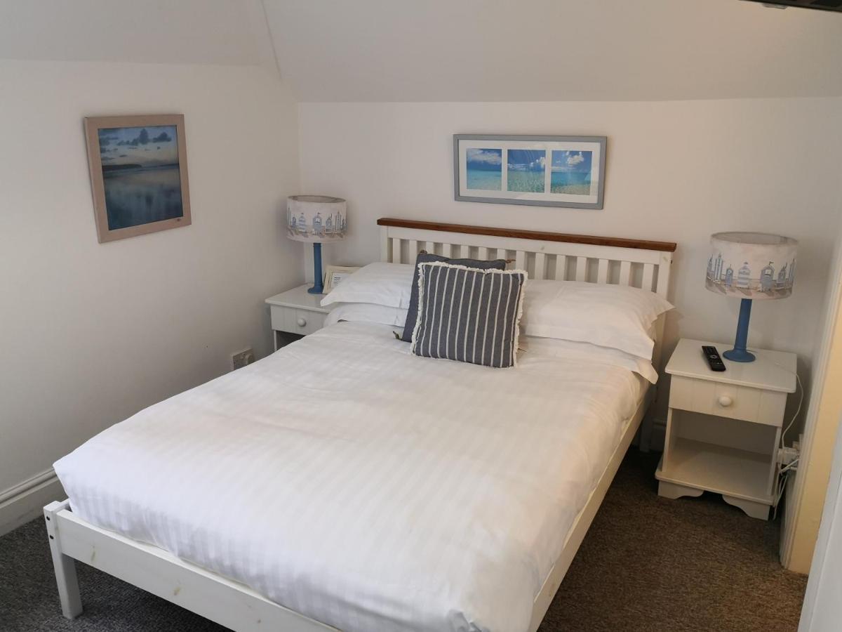 Sunset Guest House Ганстантон Екстер'єр фото A bedroom at the Old Post Office