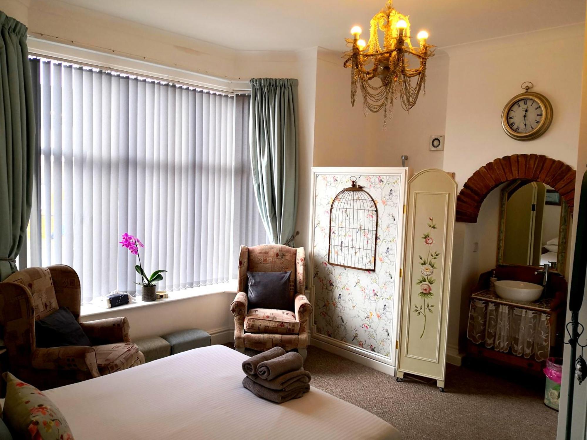 Sunset Guest House Ганстантон Екстер'єр фото A bedroom at the Old Vicarage