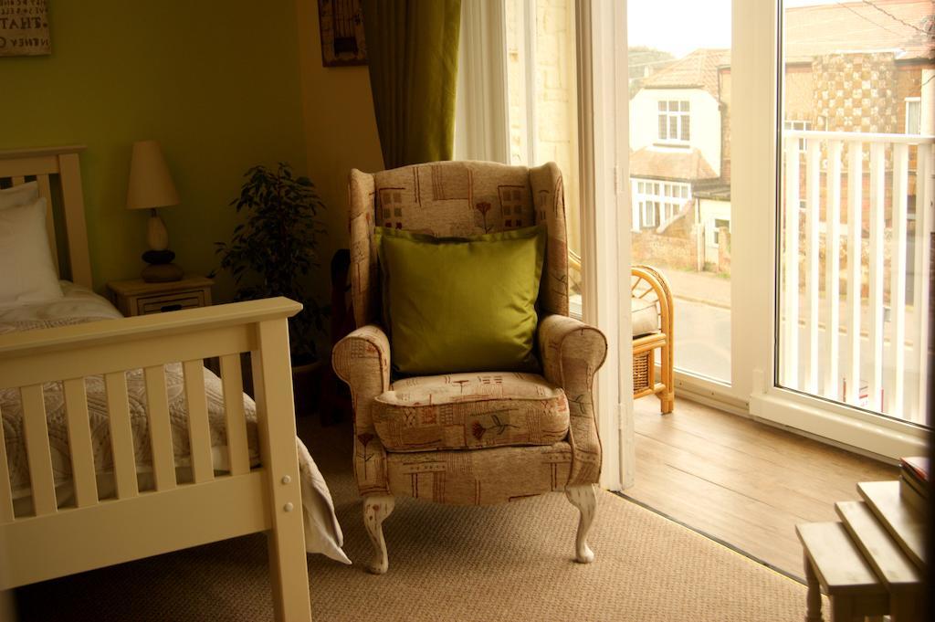 Sunset Guest House Ганстантон Номер фото A wing chair