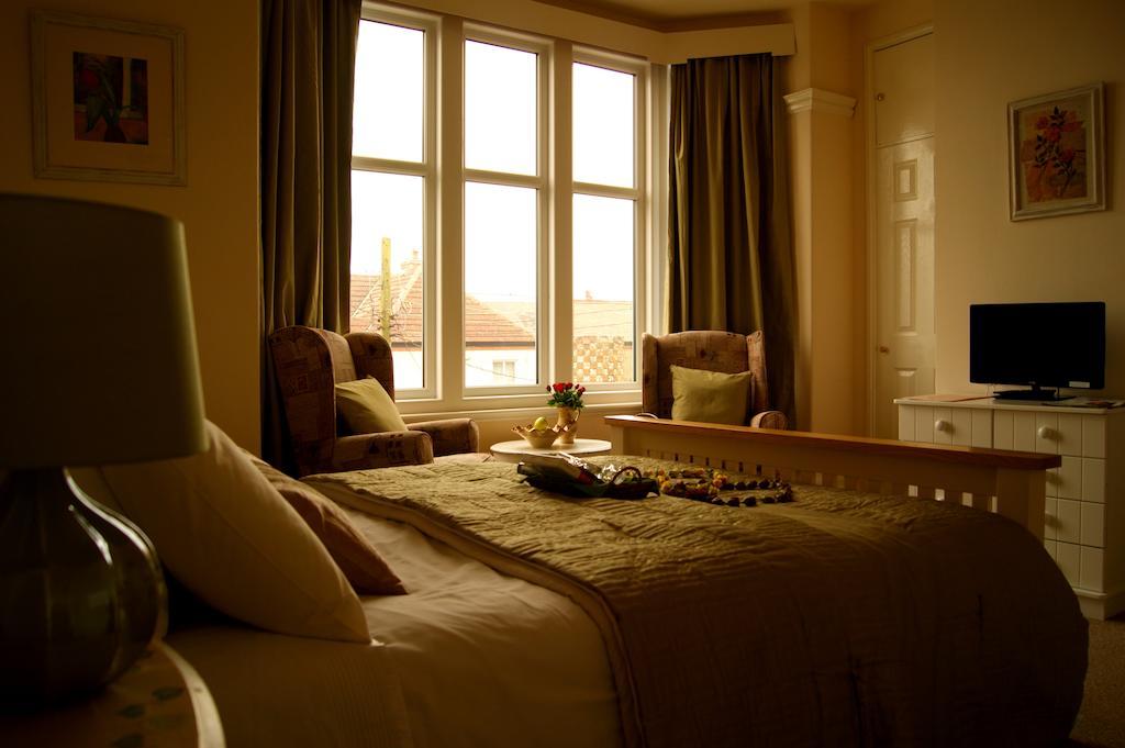 Sunset Guest House Ганстантон Номер фото A bedroom at the hotel