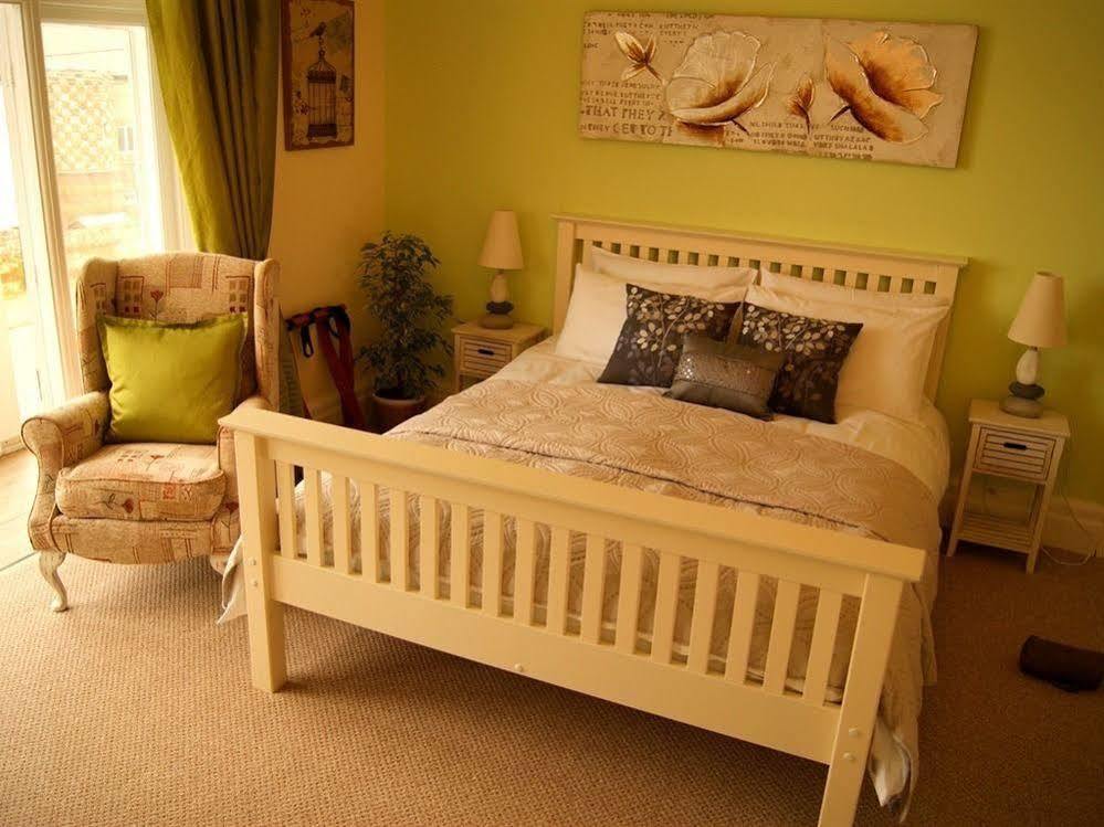 Sunset Guest House Ганстантон Екстер'єр фото A bedroom in a bed and breakfast in England