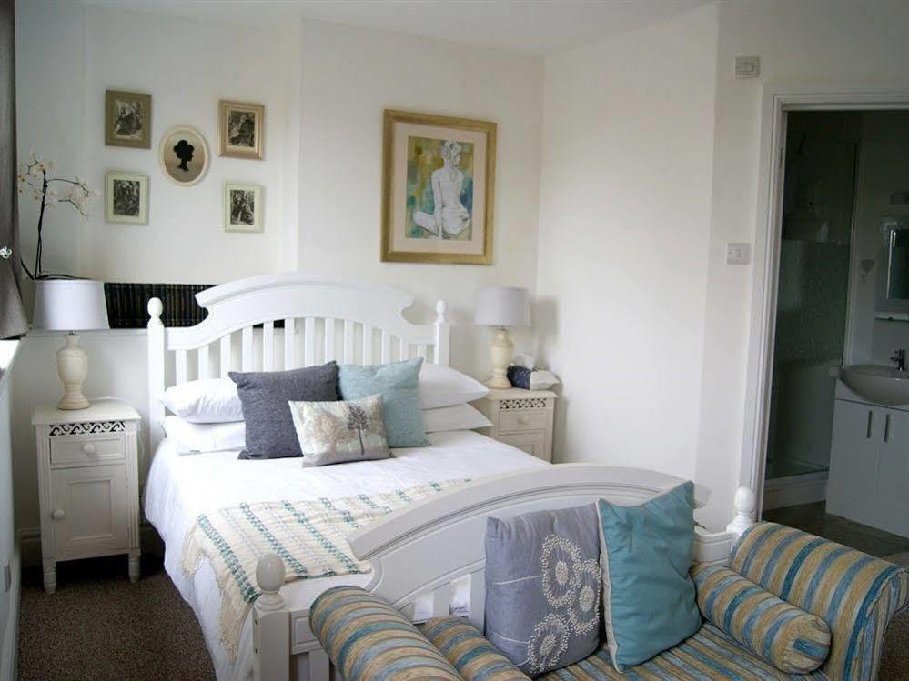 Sunset Guest House Ганстантон Екстер'єр фото A bedroom in a typical B&B