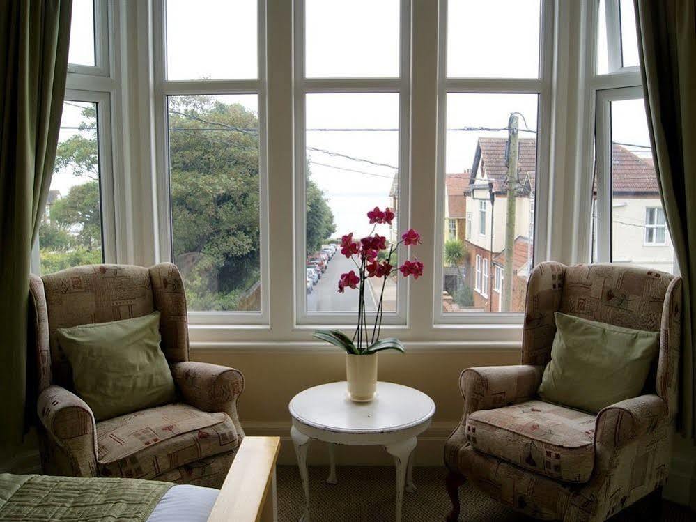 Sunset Guest House Ганстантон Екстер'єр фото A window with double glazing